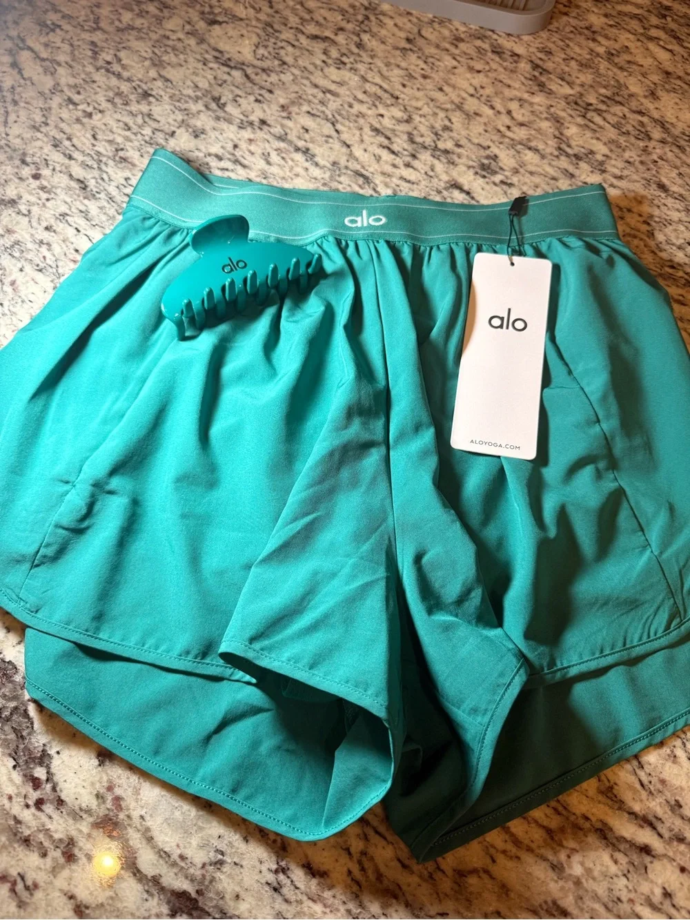 Alo Shorts + Clip in Emerald Isle Match Point Short 90s Claw Clip